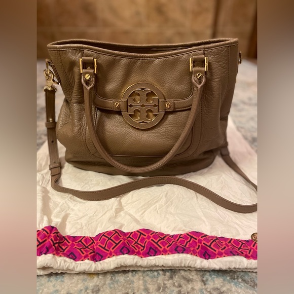 Tory Burch Purse Amanda Hobo Cross Body in Tan/Gold & protective bag - Picture 3 of 11